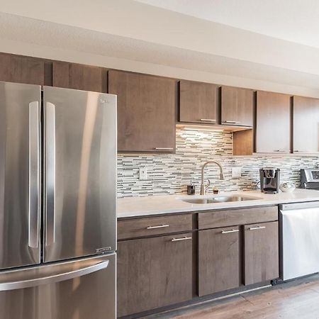 Frontdesk Confluence On 3Rd Apt Downtown Riverwalk Trails Des Moines Exterior photo