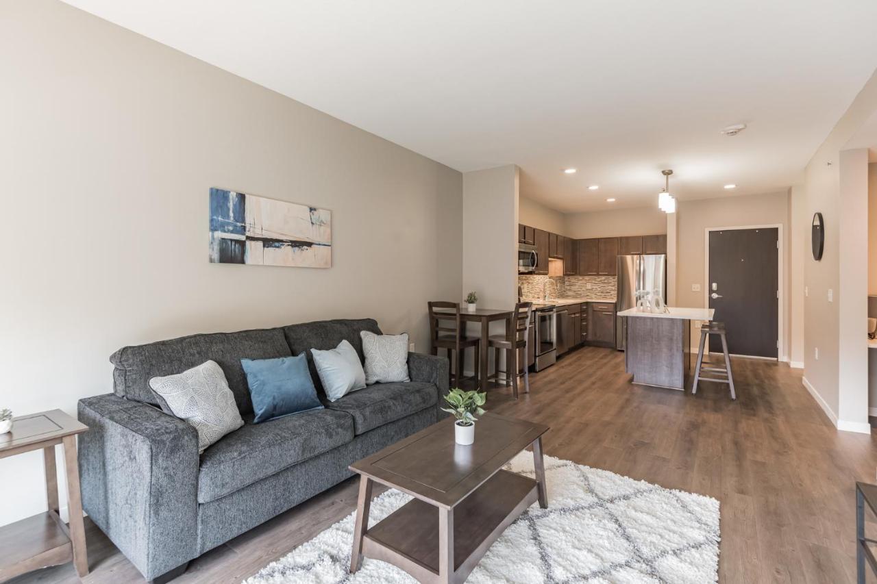 Frontdesk Confluence On 3Rd Apt Downtown Riverwalk Trails Des Moines Room photo